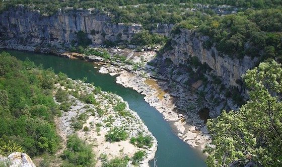 La Bourges, une rivière en Ardèche habitée par des espèces protégées. (Photo : crédit Pixabay/steinchen)