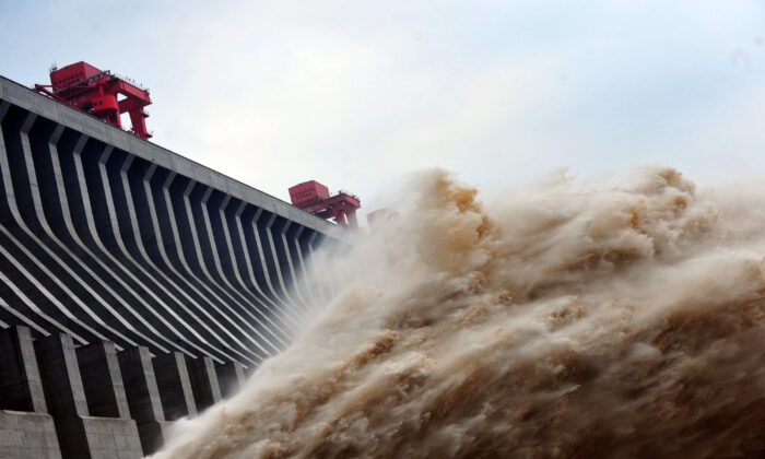 Cette photo prise le 24 juillet 2012 montre l'eau libérée par le barrage des Trois Gorges, un gigantesque projet hydroélectrique sur le fleuve Yangtze, dans le Yichang, province du Hubei en Chine centrale (STR/AFP/GettyImages) 