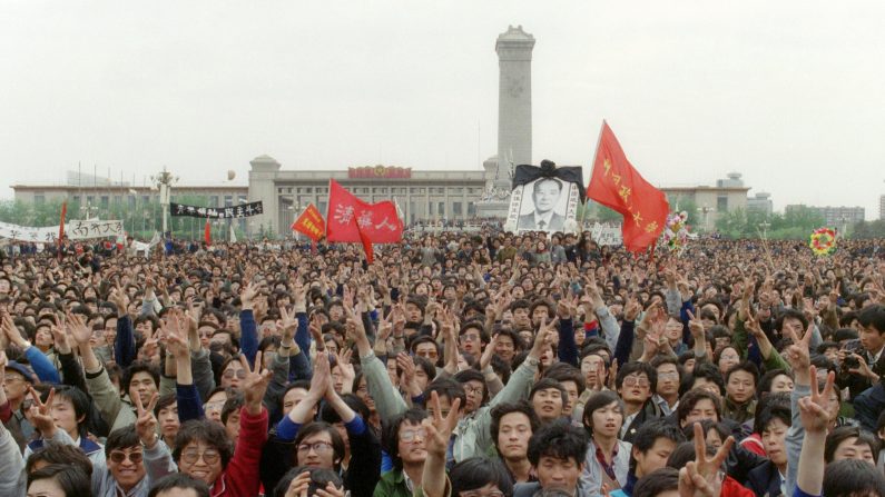 Des étudiants chantent pendant la manifestation pro-démocratie sur la place Tian'anmen à Pékin en mai 1989. (Catherine Henriette / AFP / Getty Images)