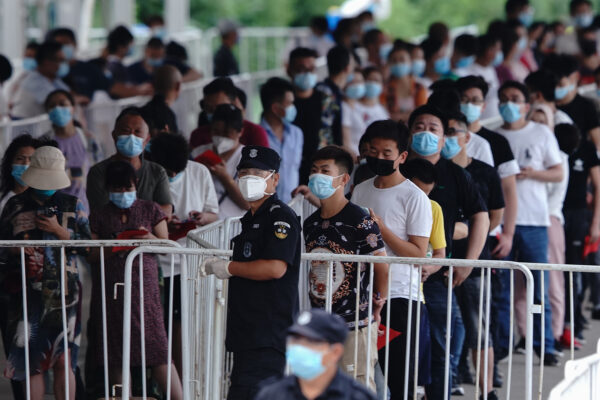 Les personnes qui ont été en contact avec le marché de gros de Xinfadi ou qui y travaillent font la queue pour un test d'acide nucléique pour détecter le Covid-19 dans un centre de test le 17 juin 2020 à Pékin. (Lintao Zhang/Getty Images)