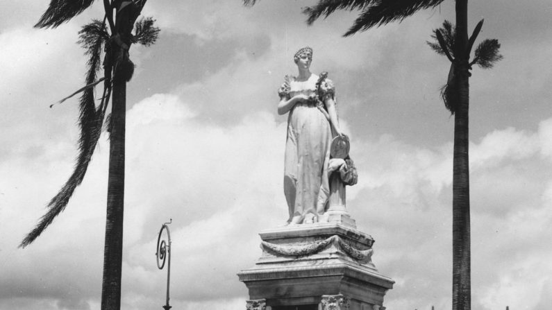 Photo prise en 1932 de la statue de l'impératrice française Joséphine (1763-1814), épouse de Napoléon, sur l'île de la Martinique, sa ville natale. (Fox Photos / Getty Images)
