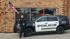 Un policier du Nebraska filmé en train de réparer un drapeau américain tombé devant un atelier de réparation automobile