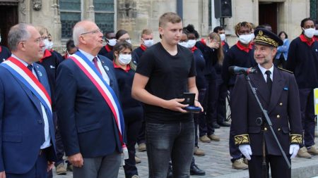 Oise : un jeune apprenti reçoit une médaille après s’être jeté à l’eau pour sauver une sexagénaire de la noyade