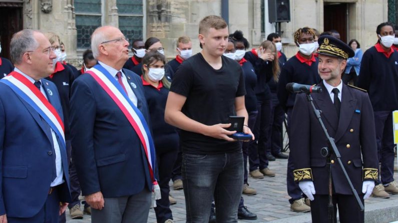 Maxime Gallois a reçu la médaille de bronze de la ville de Compiègne le mardi 14 juillet. Crédit : courtoisie de la page officielle de la ville de Compiègne et de son agglomération. 