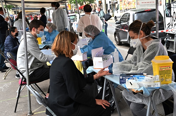 Du personnel médical procède à des tests de dépistage du coronavirus dans le XIXe arrondissement de Paris le 10 juin 2020. Photo d’illustration. Crédit : BERTRAND GUAY/AFP via Getty Images.