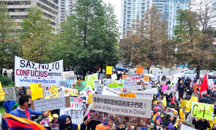 Les opposants aux Instituts Confucius se rassemblent devant le Conseil scolaire du district de Toronto, le 1er octobre 2014. (Zhou Xing/Epoch Times)