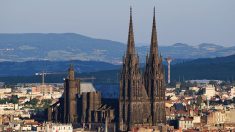 [Vidéo] Deux hommes escaladent la cathédrale de Clermont-Ferrand, défiant le danger et la loi