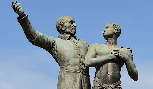 Statue de Victor Schoelcher montrant la voie de la liberté à un esclave à Cayenne. (Photo : crédit Wikimedia/ Cayambe)
