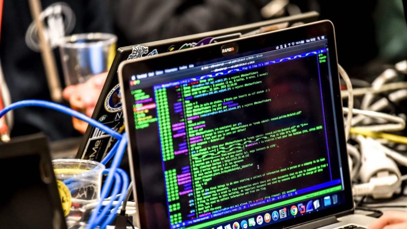 Une personne écrit un programme sur son ordinateur portable lors du 11e Forum international sur la cybersécurité à Lille, en France, le 22 janvier 2019. (Philippe Huguen/AFP/Getty Images)