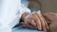 Mariés depuis 69 ans, ils partagent leurs derniers adieux à l’hôpital où le mari est traité pour un cancer en phase terminale