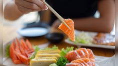 Les médecins retirent un ver rond de 3,8 cm d’une femme s’étant plainte d’un mal de gorge après avoir mangé du sashimi