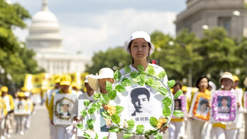 Les pratiquants de Falun Gong marchent du Capitole américain au Monument de Washington pour commémorer le 20e anniversaire de la persécution du Falun Gong en Chine, à Washington, le 18 juillet 2019. (Samira Bouaou/The Epoch Times)
