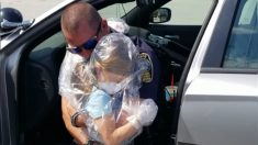 La fille d’un officier de police de Géorgie se pare d’une tenue de protection pour pouvoir faire un gros câlin à son père