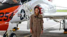 « Allez-y et bottez des fesses » : La première Afro-Américaine à devenir pilote de chasse de la marine américaine va recevoir ses « ailes »