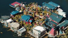 Un couple vit sur une île flottante autonome qu’ils ont construite eux-mêmes pendant 29 ans