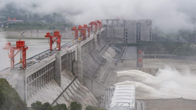 Le barrage des Trois Gorges, un gigantesque projet hydroélectrique sur le fleuve Yangtze, évacue les eaux de crue dans le Yichang, province du Hubei en Chine centrale, le 29 juin 2020. (STR/AFP via Getty Images)