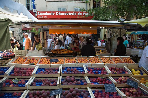 Fruits en vente à Aix-en-Provence. (photo Victor Grigas)