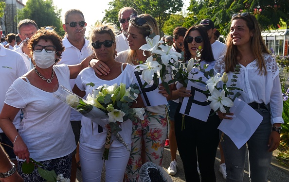 Véronique Monguillot entourée de ses filles et de ses proches pendant la marche blanche organisée pour Philippe Monguillot à Bayonne le 8 juillet. Crédit : GAIZKA IROZ/AFP via Getty Images.
