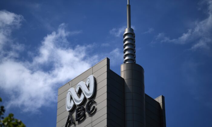 Le logo du radiodiffuseur public australien ABC sur le bâtiment de son siège social à Sydney le 27 septembre 2018. (Saeed Khan/AFP via Getty Images)
