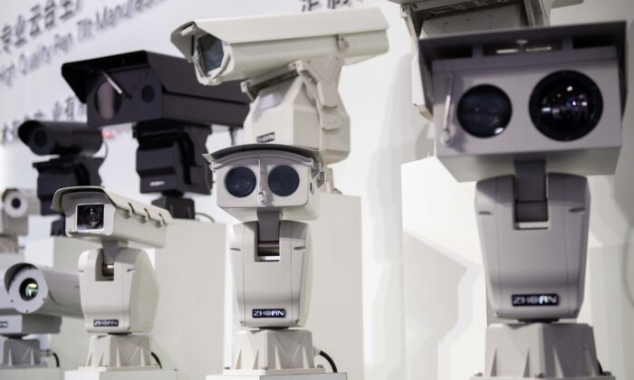 Des caméras de sécurité à intelligence artificielle utilisant la technologie de reconnaissance faciale sont présentées lors de la 14e exposition internationale sur la sécurité publique au Centre d'exposition international de Chine à Pékin, Chine, le 24 octobre 2018. (Nicolas Asfouri/AFP via Getty Images)