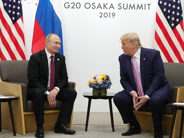 Le président russe Vladimir Poutine et le président américain Donald Trump lors de leur rencontre dans le cadre du sommet du G20 à Osaka, Japon, le 28 juin 2019 (Mikhail KLIMENTYEV/SPUTNIK/AFP/Getty Images)