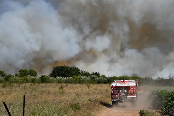 En 2019, de dramatiques incendies avaient coûté la vie à un pilote de la Sécurité civile et détruits des milliers d'hectares à Générac dans le Gard. (Pascal GUYOT / AFP)        (Photo credit should read PASCAL GUYOT/AFP via Getty Images)