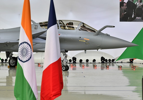 -Les drapeaux indien et français sont arborés lors de la cérémonie marquant la livraison du premier des 36 avions de combat Rafale à destination de l'Inde. Photo GEORGES GOBET/AFP via Getty Images.