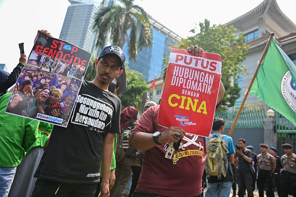 -Des manifestants indonésiens affichent des affiches lors d'un rassemblement pour montrer leur soutien à la minorité ouïghoure en Chine, devant l'ambassade de Chine à Jakarta, le 20 décembre 2019. Photo ISMOYO / AFP via Getty Images.