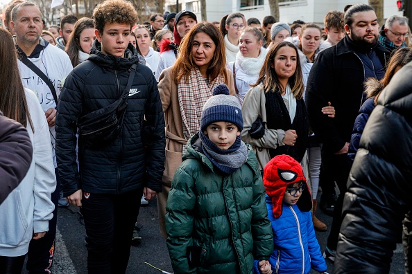 Doria Chouviat et ses enfants assistent le 12 janvier 2020 à un rassemblement dans les rues de Levallois pour son mari Cédric Chouviat, décédé après avoir été retenu au sol lors d'un contrôle de police le 3 janvier dernier. (Photo : GEOFFROY VAN DER HASSELT/AFP via Getty Images)