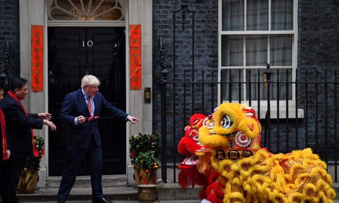 Le Premier ministre britannique Boris Johnson est en train de peindre les yeux des lions chinois, alors qu'il prépare une réception consacrée au Nouvel An chinois au 10 Downing Street, à Londres, le 24 janvier 2020. (Ben Stansall/AFP via Getty Images)