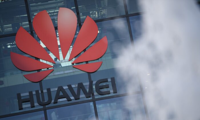 Photographie du logo de la société chinoise Huawei devant ses principaux bureaux britanniques à Reading, à l'ouest de Londres, le 28 janvier 2020. (Daniel Leal-Olivas/AFP via Getty Images)
