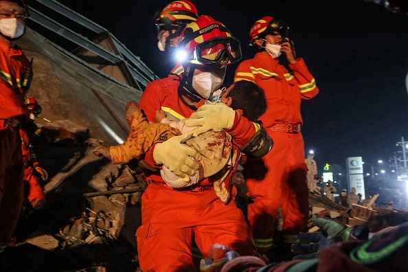 - Un jeune garçon est sauvé des décombres d'un hôtel effondré à Quanzhou, dans la province chinoise du Fujian oriental, le 8 mars 2020. Photo de STR / AFP / China OUT via Getty Images.
