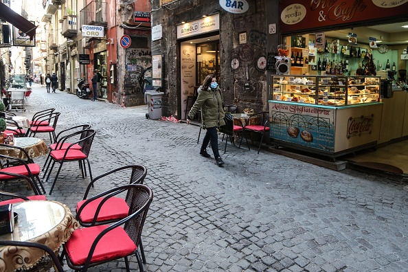 Dans le sud de l'Italie, ne pas porter de masque dans un espace clos, c'est s'exposer à une amende de 1 000 euros. (Photo : CARLO HERMANN/AFP via Getty Images)