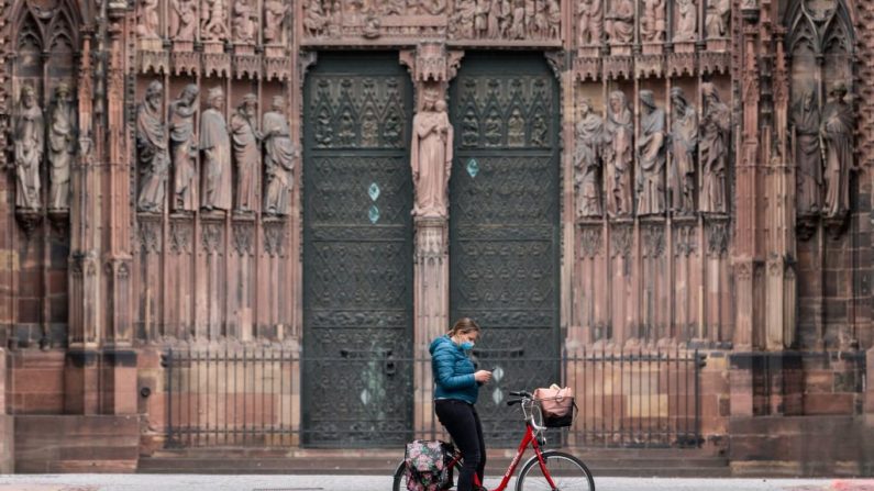 Une cycliste sur la place de la cathédrale de Strasbourg, dans l'est de la France.  (Photo: PATRICK HERTZOG/AFP via Getty Images)