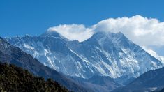 Le Népal rouvre l’Everest malgré les incertitudes liées au coronavirus