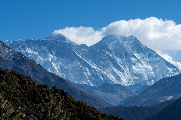 -Le mont Everest himalayen et d'autres chaînes de montagnes sont photographiés de Namche Bazar dans la région de l'Everest, à environ 140 km au nord-est de Katmandou le 26 mars 2020. Photo de PRAKASH MATHEMA / AFP via Getty Images.