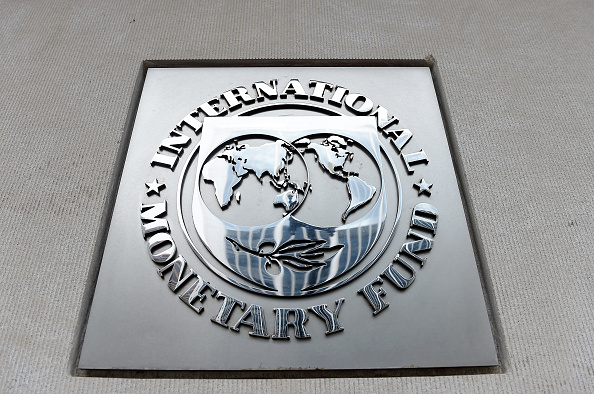-Le bâtiment du Fonds monétaire international (FMI), avec le logo IMG, est vue le 27 mars 2020 à Washington, DC. Photo Olivier DOULIERY / AFP via Getty Images.