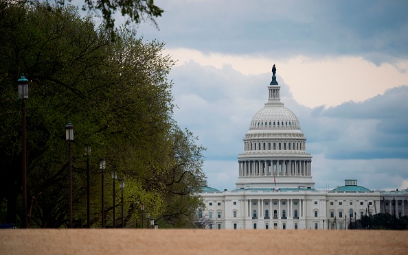 -Le Capitole américain est vu sur un espace vide à Washington, DC le 31 mars 2020.  Photo par ANDREW CABALLERO-REYNOLDS / AFP via Getty Images.