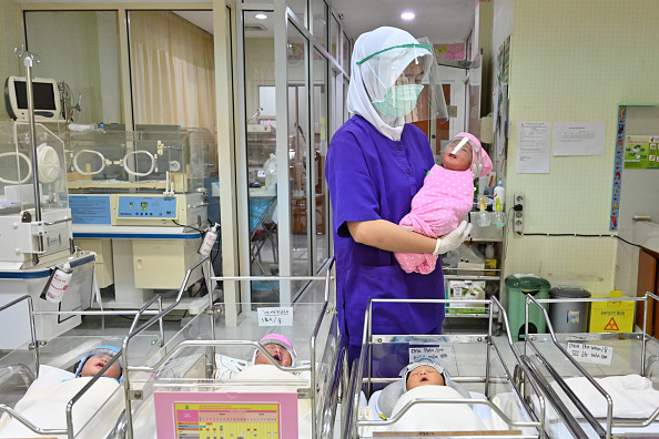 - L’Indonésie s'attend à 400.000 naissances additionnelles du fait des mesures de confinement. Photo de ADEK BERRY / AFP via Getty Images.