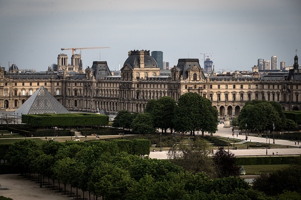 -Le musée du Louvre rouvre lundi à Paris. Photo par JOEL SAGET / AFP via Getty Images.