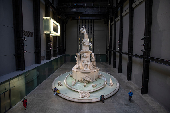 -Des membres du public regardent une exposition dans le Turbine Hall de la Tate Modern le 17 mars 2020 à Londres, en Angleterre. Photo par Dan Kitwood / Getty Images.