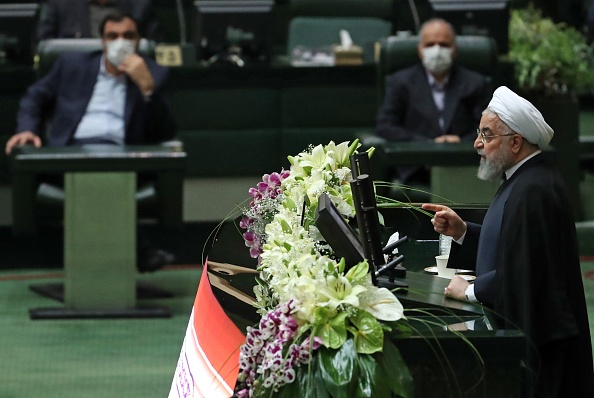 -Le président iranien Hassan Rouhani prononce un discours sur l'économie du pays durement touchée par le nouveau coronavirus, « Il faut poursuivre les activités économiques, sociales et culturelles en respectant les protocoles de santé » dit-il. Photo par - / AFP via Getty Images.