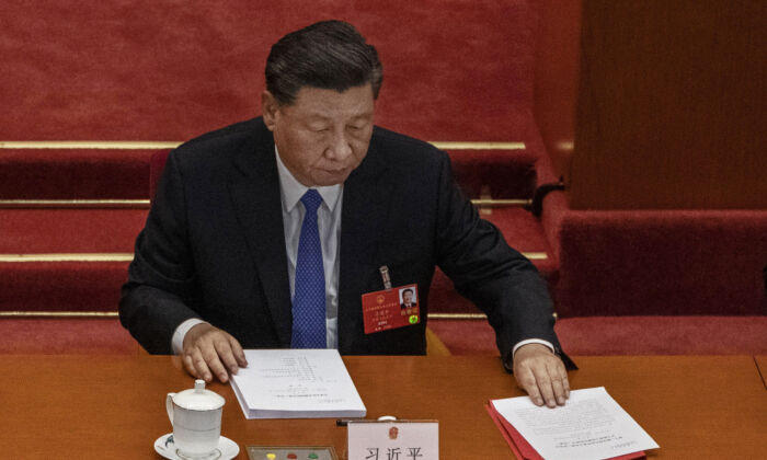 Le leader chinois Xi Jinping arrange ses papiers lors de la session de clôture du Congrès de la législature du régime, à Pékin, en Chine, le 28 mai 2020. (Kevin Frayer/Getty Images)