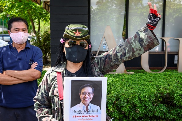 -Un manifestant détient un portrait du militant thaïlandais prétendument kidnappé Wanchalearm Satsaksit devant l'ambassade du Cambodge à Bangkok le 8 juin 2020. - Photo de MLADEN ANTONOV / AFP via Getty Images.