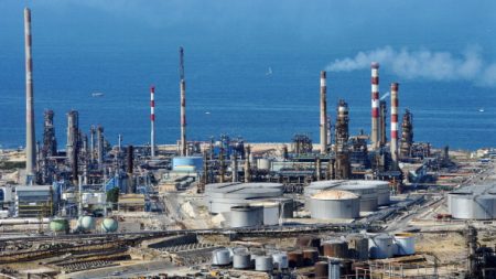 Martigues : grave pollution en Méditerranée après une fuite d’un complexe pétrochimique classé Seveso