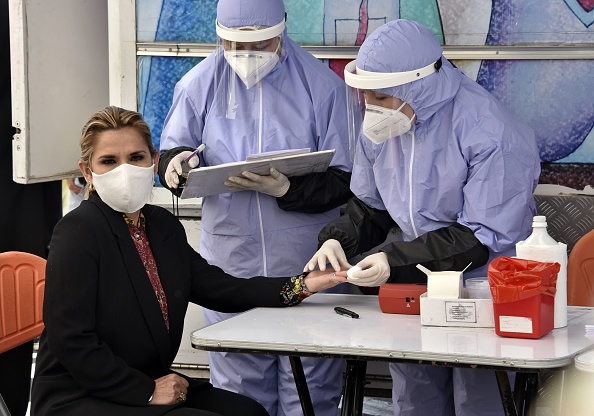 -La présidente bolivienne Jeanine Anez testée positive au coronavirus. Photo par AIZAR RALDES / AFP via Getty Images.