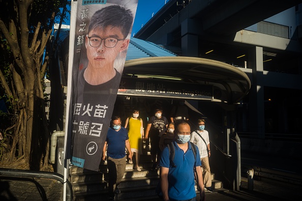 -Une bannière du militant pro-démocratie Joshua Wong est affichée près de son stand. Photo d'ANTHONY WALLACE / AFP via Getty Images.