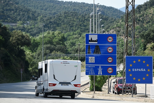 -Une camionnette entre en Espagne après avoir traversé la frontière franco-espagnole à La Jonquera le 21 juin 2020. Photo de JOSEP LAGO / AFP via Getty Images.
