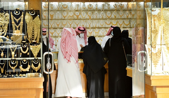-Le 29 juin 2020, les Saoudiens font leurs achats dans une bijouterie sur le marché de l'or de Taiba à Riyad, la capitale, après que les autorités ont annoncé une augmentation de 10% du taux de TVA, pour atteindre 15% à partir du 1er juillet. Photo de FAYEZ NURELDINE / AFP via Getty Images.