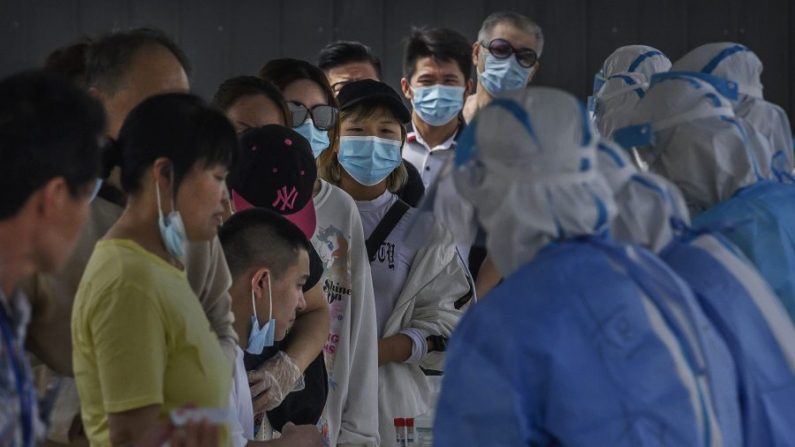 Des gens font la queue pour subir des tests d'acide nucléique par écouvillonnage pour le Covid-19, sur un site de test à Pékin, le 1er juillet 2020. (Kevin Frayer/Getty Images)